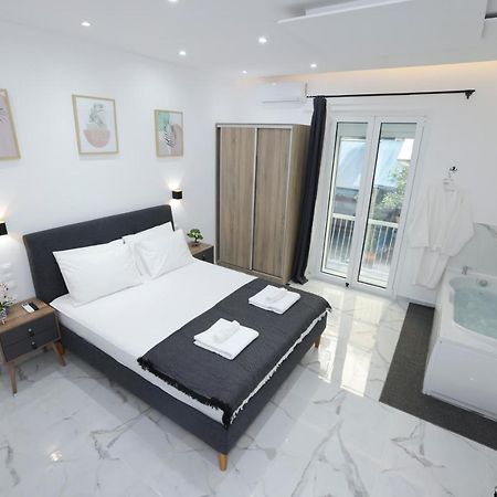 Apollo 2 Bd Jacuzzi Suite Athena Bagian luar foto