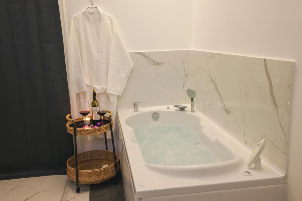 Apollo 2 Bd Jacuzzi Suite Athena Bagian luar foto