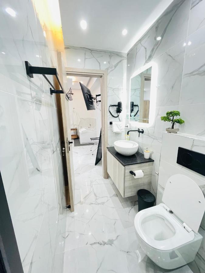 Apollo 2 Bd Jacuzzi Suite Athena Bagian luar foto