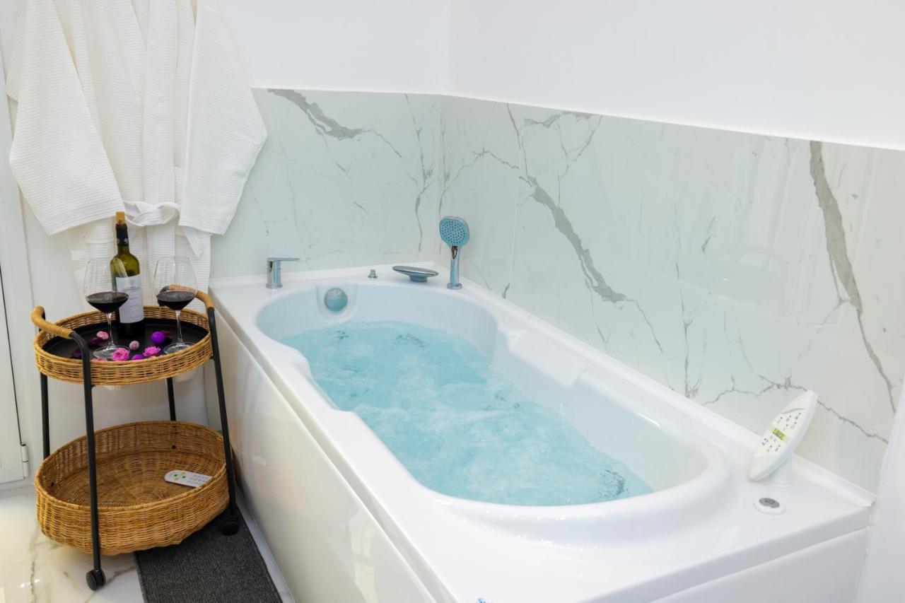 Apollo 2 Bd Jacuzzi Suite Athena Bagian luar foto