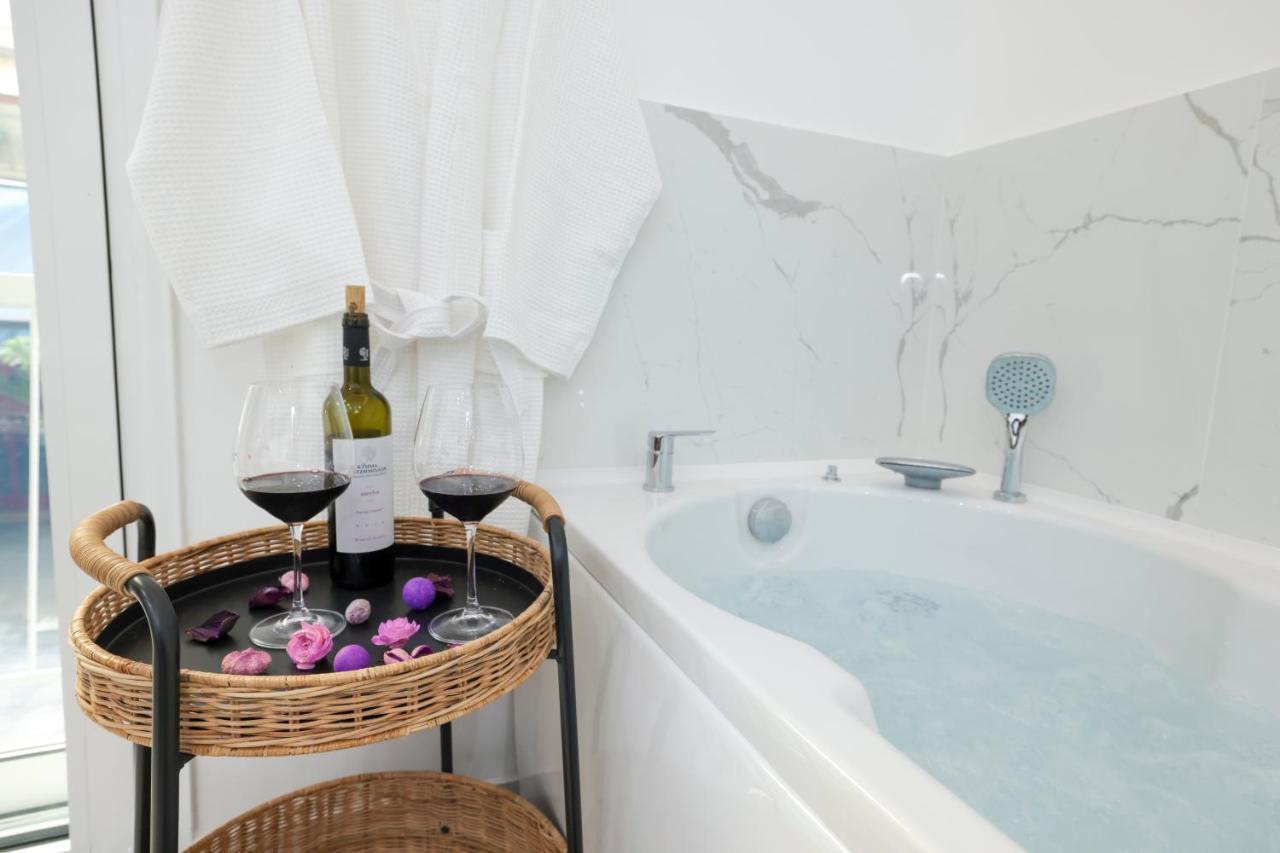 Apollo 2 Bd Jacuzzi Suite Athena Bagian luar foto