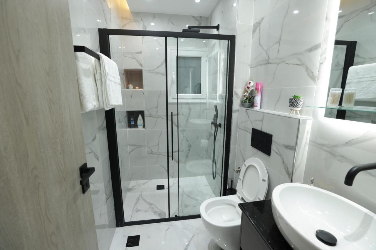 Apollo 2 Bd Jacuzzi Suite Athena Bagian luar foto