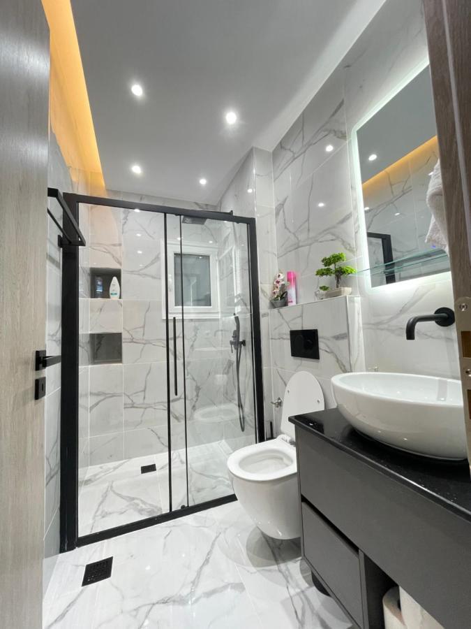 Apollo 2 Bd Jacuzzi Suite Athena Bagian luar foto
