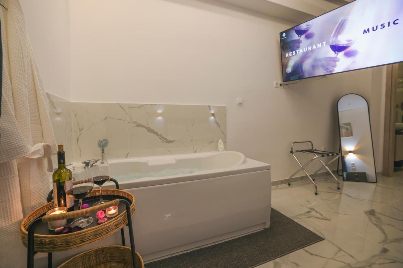 Apollo 2 Bd Jacuzzi Suite Athena Bagian luar foto